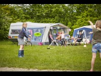 Op de camping spelen
