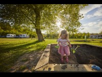 Meisje in zandbak op de camping